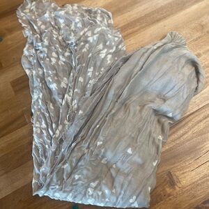 Grey and white heart scarf.